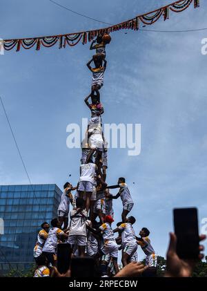 (190824) -- MUMBAI, 24. August 2019 (Xinhua) -- Indische Devotees bilden eine menschliche Pyramide, um während des Janmashtami Festivals in Mumbai, Indien, am 24. August 2019 einen Dahi-handi (Quark-Topf) zu erreichen und zu brechen. Janmashtami ist ein jährliches Festival, das den Geburtstag von Hindu Lord Krishna feiert. (Foto: Fariha Farooqui/Xinhua) INDIA-MUMBAI-FESTIVAL-JANMASHTAMI PUBLICATIONxNOTxINxCHN Stockfoto