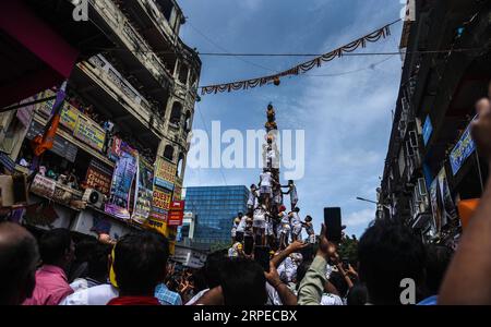 (190824) -- MUMBAI, 24. August 2019 -- indische Devotees bilden eine menschliche Pyramide, um während des Janmashtami Festivals in Mumbai, Indien, am 24. August 2019 einen Dahi-handi (Quark-Topf) zu erreichen und zu brechen. Janmashtami ist ein jährliches Festival, das den Geburtstag von Hindu Lord Krishna feiert. (Foto: Fariha Farooqui/Xinhua) INDIA-MUMBAI-FESTIVAL-JANMASHTAMI XinxHuashe PUBLICATIONxNOTxINxCHN Stockfoto