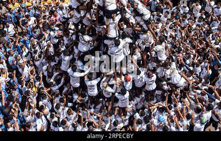 (190824) -- MUMBAI, 24. August 2019 -- indische Devotees bilden eine menschliche Pyramide, um während des Janmashtami Festivals in Mumbai, Indien, am 24. August 2019 einen Dahi-handi (Quark-Topf) zu erreichen und zu brechen. Janmashtami ist ein jährliches Festival, das den Geburtstag von Hindu Lord Krishna feiert. (Foto: Fariha Farooqui/Xinhua) INDIA-MUMBAI-FESTIVAL-JANMASHTAMI XinxHuashe PUBLICATIONxNOTxINxCHN Stockfoto