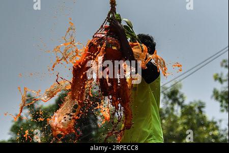 (190824) -- MUMBAI, 24. August 2019 -- Ein Mann steht auf einer menschlichen Pyramide, die von indischen Devotees gebildet wird, um einen Dahi-handi (Quark-Pot) während des Janmashtami Festivals in Mumbai, Indien, 24. August 2019 zu erreichen und zu brechen. Janmashtami ist ein jährliches Festival, das den Geburtstag von Hindu Lord Krishna feiert. (Foto: Fariha Farooqui/Xinhua) INDIA-MUMBAI-FESTIVAL-JANMASHTAMI XinxHuashe PUBLICATIONxNOTxINxCHN Stockfoto