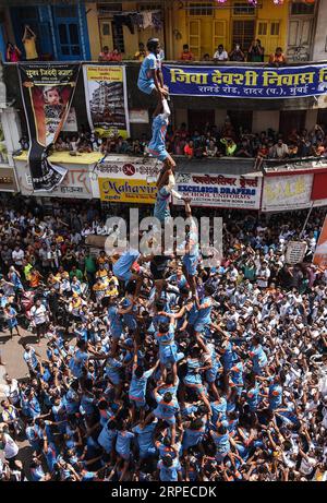 (190824) -- MUMBAI, 24. August 2019 -- indische Devotees bilden eine menschliche Pyramide, um während des Janmashtami Festivals in Mumbai, Indien, am 24. August 2019 einen Dahi-handi (Quark-Topf) zu erreichen und zu brechen. Janmashtami ist ein jährliches Festival, das den Geburtstag von Hindu Lord Krishna feiert. (Foto: Fariha Farooqui/Xinhua) INDIA-MUMBAI-FESTIVAL-JANMASHTAMI XinxHuashe PUBLICATIONxNOTxINxCHN Stockfoto