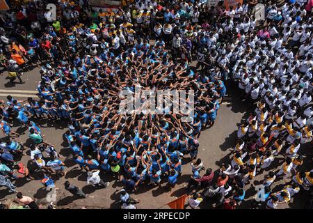 (190824) -- MUMBAI, 24. August 2019 -- indische Devotees beten, bevor sie eine menschliche Pyramide bilden, um während des Janmashtami Festivals in Mumbai, Indien, am 24. August 2019 einen Dahi-handi (Quark-Topf) zu erreichen und zu brechen. Janmashtami ist ein jährliches Festival, das den Geburtstag von Hindu Lord Krishna feiert. (Foto: Fariha Farooqui/Xinhua) INDIA-MUMBAI-FESTIVAL-JANMASHTAMI XinxHuashe PUBLICATIONxNOTxINxCHN Stockfoto