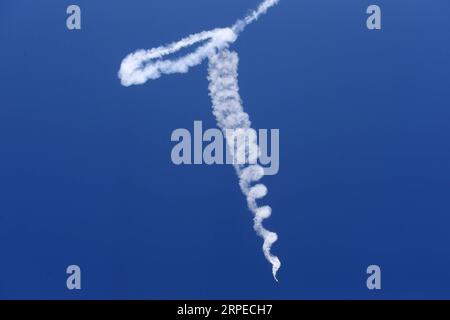 (190824) -- BUKAREST, 24. August 2019 (Xinhua) -- Jurgis Kairys, ein litauischer Kunstflugpilot, tritt auf der Bukarest International Air Show in Bukarest, Rumänien, am 24. August 2019 in einem Kunstflugzeug Sukhoi Su-31 auf. Die Bukarest International Air Show und die General Aviation Exhibition fanden am Samstag statt und brachten über 100 Flugzeuge in die Öffentlichkeit. (Foto von Cristian Cristel/Xinhua) RUMÄNIEN-BUKAREST-INTERNATIONALE FLUGSCHAU PUBLICATIONxNOTxINxCHN Stockfoto