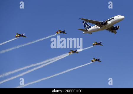 (190824) -- BUKAREST, 24. August 2019 (Xinhua) -- Flugzeuge treten während der Bukarest International Air Show in Bukarest, Rumänien, am 24. August 2019 auf. Die Bukarest International Air Show und die General Aviation Exhibition fanden am Samstag statt und brachten über 100 Flugzeuge in die Öffentlichkeit. (Foto von Cristian Cristel/Xinhua) RUMÄNIEN-BUKAREST-INTERNATIONALE FLUGSCHAU PUBLICATIONxNOTxINxCHN Stockfoto