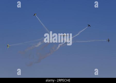 (190824) -- BUKAREST, 24. August 2019 (Xinhua) -- Flugzeuge treten während der Bukarest International Air Show in Bukarest, Rumänien, am 24. August 2019 auf. Die Bukarest International Air Show und die General Aviation Exhibition fanden am Samstag statt und brachten über 100 Flugzeuge in die Öffentlichkeit. (Foto von Cristian Cristel/Xinhua) RUMÄNIEN-BUKAREST-INTERNATIONALE FLUGSCHAU PUBLICATIONxNOTxINxCHN Stockfoto