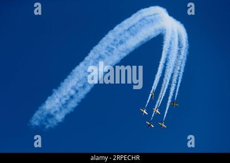 190824 -- BUKAREST, 24. August 2019 Xinhua -- Lettlands baltische Bienen Kunstflugteam in L-39C Albatros Aircraft tritt während der Bukarest International Air Show in Bukarest, Rumänien, am 24. August 2019 auf. Die Bukarest International Air Show und die General Aviation Exhibition fanden am Samstag statt und brachten über 100 Flugzeuge in die Öffentlichkeit. Foto von Cristian Cristel/Xinhua RUMÄNIEN-BUKAREST-INTERNATIONALE FLUGSCHAU PUBLICATIONxNOTxINxCHN Stockfoto