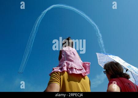 (190824) -- BUKAREST, 24. Aug. 2019 (Xinhua) -- die Leute schauen sich die Bukarest International Air Show in Bukarest, Rumänien, am 24. Aug. 2019 an. Die Bukarest International Air Show und die General Aviation Exhibition fanden am Samstag statt und brachten über 100 Flugzeuge in die Öffentlichkeit. (Foto von Cristian Cristel/Xinhua) RUMÄNIEN-BUKAREST-INTERNATIONALE FLUGSCHAU PUBLICATIONxNOTxINxCHN Stockfoto