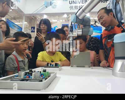 (190825) -- PEKING, 25. August 2019 -- Mobile Foto zeigt Besucher der World Robot Exhibition in Peking, Hauptstadt Chinas, 24. August 2019. ) (BeijingCandid)CHINA-BEIJING-WORLD ROBOTERAUSSTELLUNG (CN) LixBin PUBLICATIONxNOTxINxCHN Stockfoto