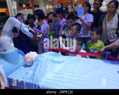(190825) -- PEKING, 25. August 2019 -- Mobile Foto zeigt Besucher der World Robot Exhibition in Peking, Hauptstadt Chinas, 24. August 2019. ) (BeijingCandid)CHINA-BEIJING-WORLD ROBOTERAUSSTELLUNG (CN) LixBin PUBLICATIONxNOTxINxCHN Stockfoto