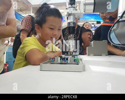 (190825) -- PEKING, 25. August 2019 -- Mobile Foto zeigt Besucher der World Robot Exhibition in Peking, Hauptstadt Chinas, 24. August 2019. ) (BeijingCandid)CHINA-BEIJING-WORLD ROBOTERAUSSTELLUNG (CN) LixBin PUBLICATIONxNOTxINxCHN Stockfoto