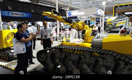 (190825) -- PEKING, 25. August 2019 -- mobiles Foto zeigt einen Löschroboter auf der World Robot Exhibition in Peking, Hauptstadt Chinas, 20. August 2019. ) (BeijingCandid)CHINA-BEIJING-WORLD ROBOTERAUSSTELLUNG (CN) ZhangxChao PUBLICATIONxNOTxINxCHN Stockfoto