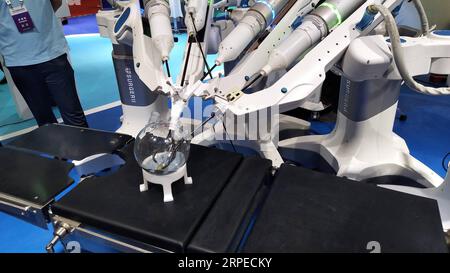(190825) -- PEKING, 25. August 2019 -- mobiles Foto zeigt einen chirurgischen Roboter auf der World Robot Exhibition in Peking, Hauptstadt von China, 20. August 2019. ) (BeijingCandid)CHINA-BEIJING-WORLD ROBOTERAUSSTELLUNG (CN) ZhangxChao PUBLICATIONxNOTxINxCHN Stockfoto