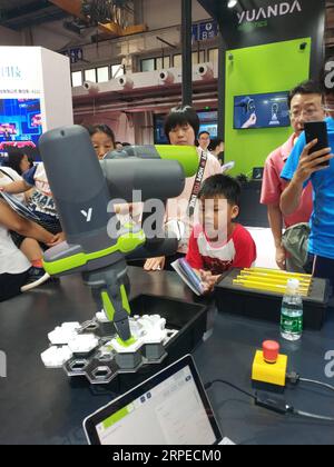 (190825) -- PEKING, 25. August 2019 -- Mobile Foto zeigt Besucher der World Robot Exhibition in Peking, Hauptstadt Chinas, 24. August 2019. ) (BeijingCandid)CHINA-BEIJING-WORLD ROBOTERAUSSTELLUNG (CN) LixBin PUBLICATIONxNOTxINxCHN Stockfoto