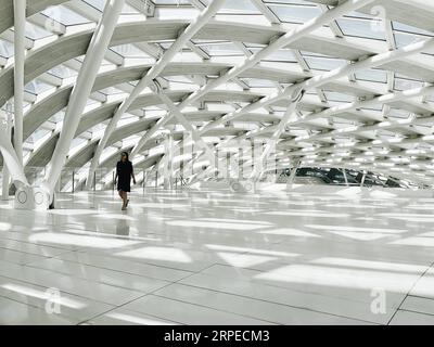 (190825) -- PEKING, 25. August 2019 -- mobiles Foto zeigt einen Touristen, der das Gebäude des Phoenix Center in Peking, Hauptstadt von China, besucht, 23. August 2019. ) (BeijingCandid)CHINA-BEIJING-PHOENIX CENTER (CN) CuixBowen PUBLICATIONxNOTxINxCHN Stockfoto