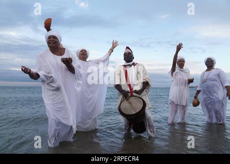 (190825) -- PEKING, 25. August 2019 -- Menschen nehmen an einer Reinigungszeremonie am Buckroe Beach in Hampton, Virginia, USA, am 24. August 2019 Teil. ) XINHUA FOTOS DES TAGES LiuxJie PUBLICATIONxNOTxINxCHN Stockfoto