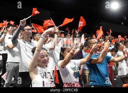 (190825) -- HONG KONG, 25. August 2019 -- die Menschen wehen während einer Veranstaltung im Ocean Park, die von der Hong Kong Chinese Enterprises Association organisiert wird, um Familien in ihren Aufrufen für Ordnung und Harmonie im südchinesischen Hongkong zu vereinen, 24. August 2019. ) CHINA-HONG KONG-FAMILIES-EVENT(CN) LUXHANXIN PUBLICATIONXNOTXINXCHN Stockfoto