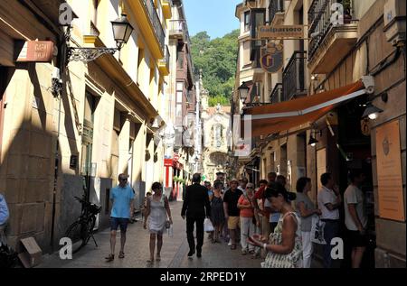(190825) -- MADRID, 25. August 2019 -- Leute warten in der Schlange, um Lebensmittel in einem Geschäft in San Sebastian, Spanien, 24. August 2019 zu kaufen. ) SPANIEN-SAN SEBASTIAN-TOURISMUS GuoxQiuda PUBLICATIONxNOTxINxCHN Stockfoto