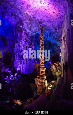 (190825) -- TONGLU, 25. August 2019 -- Touristen besuchen die Yaolin Karsthöhle im Tonglu County, ostchinesische Provinz Zhejiang, 25. August 2019. ) CHINA-ZHEJIANG-TONGLU-KARST-HÖHLENLANDSCHAFT (CN) HUANGXZONGZHI PUBLICATIONXNOTXINXCHN Stockfoto