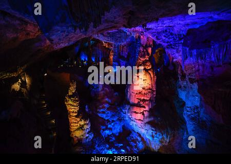 (190825) -- TONGLU, 25. August 2019 -- Touristen besuchen die Yaolin Karsthöhle im Tonglu County, ostchinesische Provinz Zhejiang, 25. August 2019. ) CHINA-ZHEJIANG-TONGLU-KARST-HÖHLENLANDSCHAFT (CN) HUANGXZONGZHI PUBLICATIONXNOTXINXCHN Stockfoto