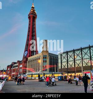 Blackpool Illuminations und der Turm während der jährlichen Illuminationen 2023-24 Stockfoto