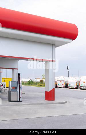 Flüssiggas- und komprimierte Erdgas-Tankstelle. Stockfoto