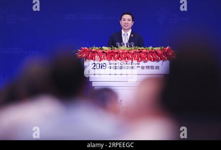 190826 -- CHONGQING, 26. August 2019 -- Robin Li, Co-Founder, Chairman und CEO von Baidu, hält eine Keynote auf dem Big Data and Smart Technology Summit der Smart China Expo 2019 in der südwestchinesischen Gemeinde Chongqing, 26. August 2019. FINANCIALVIEW CHINA-CHONGQING-SMART CHINA EXPO-BIG DATA-SUMMIT-ROBIN LI CN WANGXQUANCHAO PUBLICATIONXNOTXINXCHN Stockfoto