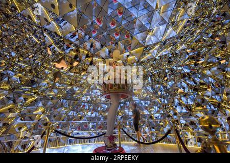 (190826) -- TIROL (ÖSTERREICH), 26. August 2019 -- Ein Mann besucht die Swarovski Kristallwelten in Wattens, Tirol, Österreich, 26. August 2019. Die Swarovski Kristallwelten wurden 1995 anlässlich des hundertjährigen Gründungsjubiläums des Unternehmens eröffnet. Es ist eine der beliebtesten Touristenattraktionen Österreichs und hat über 14 Millionen Besucher aus der ganzen Welt angezogen. ) ÖSTERREICH-TIROL-SWAROVSKI KRISTALLWELTEN GuoxChen PUBLICATIONxNOTxINxCHN Stockfoto