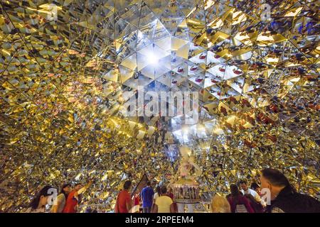 (190826) -- TIROL (ÖSTERREICH), 26. August 2019 -- Besucher besuchen die Swarovski Kristallwelten in Wattens, Tirol, Österreich, 26. August 2019. Die Swarovski Kristallwelten wurden 1995 anlässlich des hundertjährigen Gründungsjubiläums des Unternehmens eröffnet. Es ist eine der beliebtesten Touristenattraktionen Österreichs und hat über 14 Millionen Besucher aus der ganzen Welt angezogen. ) ÖSTERREICH-TIROL-SWAROVSKI KRISTALLWELTEN GuoxChen PUBLICATIONxNOTxINxCHN Stockfoto