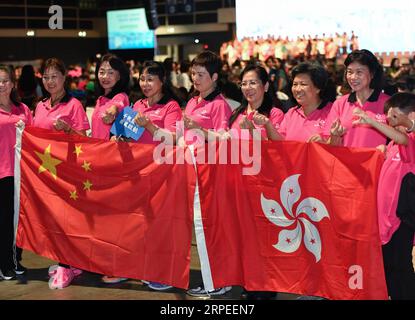 (190827) -- PEKING, 27. August 2019 -- Teilnehmer posieren für Gruppenfotos während des All Hong Kong Women Gathering in South China's Hong Kong, 25. August 2019. ) XINHUA FOTOS DES TAGES LiuxDawei PUBLICATIONxNOTxINxCHN Stockfoto