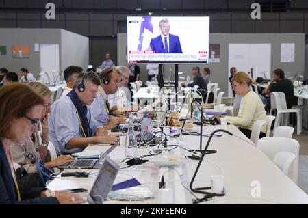 (190827) -- PEKING, 27. August 2019 -- Journalisten arbeiten im G7-Gipfelpressezentrum in Biarritz, Frankreich, 26. August 2019. ) Xinhua-Schlagzeilen: G7-Gipfel endet mit dem transatlantischen Rift, der schwer zu verbergen ist. GaoxJing PUBLICATIONxNOTxINxCHN Stockfoto