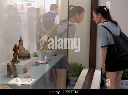 (190827) -- ZHENGZHOU, 27. August 2019 -- Ein Besucher sieht Exponate während der Ausstellung des chinesischen Sporterbes im Zhengzhou Museum in Zhengzhou, Hauptstadt der zentralchinesischen Provinz Henan, 26. August 2019. Rund 175 Exponate waren während der Ausstellung zu sehen, die hier am Montag begann. ) CHINA-ZHENGZHOU-AUSSTELLUNG-ANTIKE CHINESISCHE SPORT (CN) LIXAN PUBLICATIONXNOTXINXCHN Stockfoto