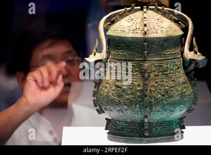 (190827) -- ZHENGZHOU, 27. August 2019 -- Ein Besucher sieht eine Ausstellung während einer Ausstellung im Zhengzhou Museum in der zentralchinesischen Provinz Henan, 27. August 2019. Die Ausstellung über bedeutende archäologische Entdeckungen und Forschungserfolge in Henan in den letzten 70 Jahren begann hier am Dienstag mit 1.225 Exponaten. ) CHINA-HENAN-MUSEUM-AUSSTELLUNG (CN) LixAn PUBLICATIONxNOTxINxCHN Stockfoto