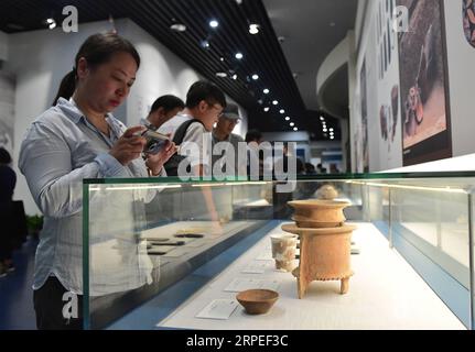 (190827) -- ZHENGZHOU, 27. August 2019 -- Besucher sehen Exponate während einer Ausstellung im Zhengzhou Museum in der zentralchinesischen Provinz Henan, 27. August 2019. Die Ausstellung über bedeutende archäologische Entdeckungen und Forschungserfolge in Henan in den letzten 70 Jahren begann hier am Dienstag mit 1.225 Exponaten. ) CHINA-HENAN-MUSEUM-AUSSTELLUNG (CN) LixHe PUBLICATIONxNOTxINxCHN Stockfoto