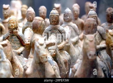 (190827) -- ZHENGZHOU, 27. August 2019 -- Foto aufgenommen am 27. August 2019 zeigt Keramikfiguren während einer Ausstellung im Zhengzhou Museum in der zentralchinesischen Provinz Henan. Die Ausstellung über bedeutende archäologische Entdeckungen und Forschungserfolge in Henan in den letzten 70 Jahren begann hier am Dienstag mit 1.225 Exponaten. ) CHINA-HENAN-MUSEUM-AUSSTELLUNG (CN) LixAn PUBLICATIONxNOTxINxCHN Stockfoto