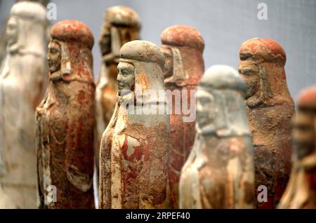 (190827) -- ZHENGZHOU, 27. August 2019 -- Foto aufgenommen am 27. August 2019 zeigt Keramikfiguren während einer Ausstellung im Zhengzhou Museum in der zentralchinesischen Provinz Henan. Die Ausstellung über bedeutende archäologische Entdeckungen und Forschungserfolge in Henan in den letzten 70 Jahren begann hier am Dienstag mit 1.225 Exponaten. ) CHINA-HENAN-MUSEUM-AUSSTELLUNG (CN) LixAn PUBLICATIONxNOTxINxCHN Stockfoto