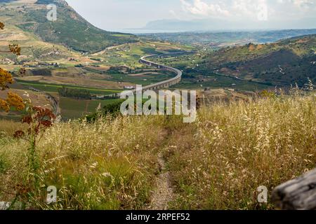 Blick vom antiken Amphitheater von Segesta, Sizilien, Italien Stockfoto