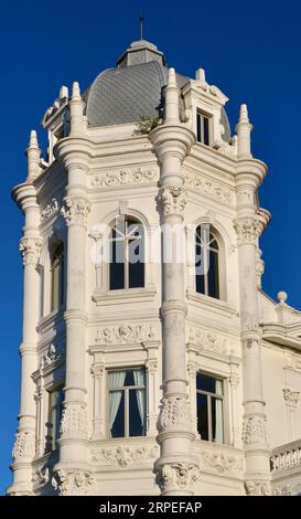 Blick auf einen Eckturm des neoklasischen Grand Casino auf der Plaza de Italia El Sardinero Santander Cantabria Spanien Stockfoto