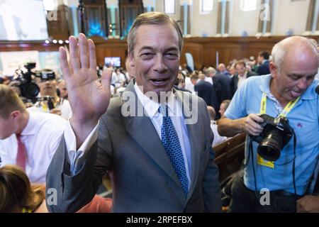 (190827) -- LONDON, 27. Aug. 2019 (Xinhua) -- der Vorsitzende der Brexit-Partei Nigel Farage verlässt das Haus, nachdem er am 27. August 2019 in London eine Rede gehalten hat. Nigel Farage sagte, die neu gegründete Brexit-Partei plane, alle 650 Parlamentssitze bei einer Parlamentswahl zu bestreiten. Farage, der die Anti-EU-UKIP-Partei mitbegründete, sagte, die neue Brexit-Partei sei bereit, einen Nichtangriffspakt mit den Konservativen zu schließen, wenn Premierminister Johnson einen No-Deal-Brexit verfolgt. (Foto: Ray Tang/Xinhua) BRITANNIEN-LONDON-BREXIT-PARTY PUBLICATIONxNOTxINxCHN Stockfoto