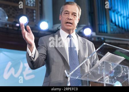 (190827) -- LONDON, 27. August 2019 (Xinhua) -- der Vorsitzende der Brexit-Partei Nigel Farage hält eine Rede in London, Großbritannien, am 27. August 2019. Nigel Farage sagte, die neu gegründete Brexit-Partei plane, alle 650 Parlamentssitze bei einer Parlamentswahl zu bestreiten. Farage, der die Anti-EU-UKIP-Partei mitbegründete, sagte, die neue Brexit-Partei sei bereit, einen Nichtangriffspakt mit den Konservativen zu schließen, wenn Premierminister Johnson einen No-Deal-Brexit verfolgt. (Foto: Ray Tang/Xinhua) BRITANNIEN-LONDON-BREXIT-PARTY PUBLICATIONxNOTxINxCHN Stockfoto