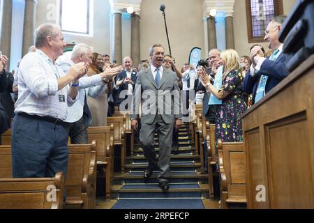 News Bilder des Tages (190827) -- LONDON, 27. August 2019 (Xinhua) -- der Vorsitzende der Brexit-Partei Nigel Farage (C) kommt am 27. August 2019 zu einer Rede in London, Großbritannien. Nigel Farage sagte, die neu gegründete Brexit-Partei plane, alle 650 Parlamentssitze bei einer Parlamentswahl zu bestreiten. Farage, der die Anti-EU-UKIP-Partei mitbegründete, sagte, die neue Brexit-Partei sei bereit, einen Nichtangriffspakt mit den Konservativen zu schließen, wenn Premierminister Johnson einen No-Deal-Brexit verfolgt. (Foto: Ray Tang/Xinhua) BRITANNIEN-LONDON-BREXIT-PARTY PUBLICATIONxNOTxINxCHN Stockfoto