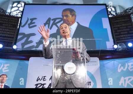 (190827) -- LONDON, 27. August 2019 (Xinhua) -- der Vorsitzende der Brexit-Partei Nigel Farage hält eine Rede in London, Großbritannien, am 27. August 2019. Nigel Farage sagte, die neu gegründete Brexit-Partei plane, alle 650 Parlamentssitze bei einer Parlamentswahl zu bestreiten. Farage, der die Anti-EU-UKIP-Partei mitbegründete, sagte, die neue Brexit-Partei sei bereit, einen Nichtangriffspakt mit den Konservativen zu schließen, wenn Premierminister Johnson einen No-Deal-Brexit verfolgt. (Foto: Ray Tang/Xinhua) BRITANNIEN-LONDON-BREXIT-PARTY PUBLICATIONxNOTxINxCHN Stockfoto