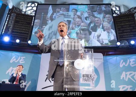 (190827) -- LONDON, 27. August 2019 (Xinhua) -- der Vorsitzende der Brexit-Partei Nigel Farage hält eine Rede in London, Großbritannien, am 27. August 2019. Nigel Farage sagte, die neu gegründete Brexit-Partei plane, alle 650 Parlamentssitze bei einer Parlamentswahl zu bestreiten. Farage, der die Anti-EU-UKIP-Partei mitbegründete, sagte, die neue Brexit-Partei sei bereit, einen Nichtangriffspakt mit den Konservativen zu schließen, wenn Premierminister Johnson einen No-Deal-Brexit verfolgt. (Foto: Ray Tang/Xinhua) BRITANNIEN-LONDON-BREXIT-PARTY PUBLICATIONxNOTxINxCHN Stockfoto