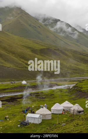 (190828) -- ÜRÜMQI, 28. August 2019 -- Foto aufgenommen am 17. August 2019 zeigt eine Freizeiteinrichtung, die von einer einheimischen Nomadenfamilie entlang des Duku Highway in der autonomen Region Xinjiang Uygur im Nordwesten Chinas betrieben wird. Eine wachsende Zahl von Anwohnern verdient Geld aus dem aktuellen Tourismusboom in Xinjiang. Im ersten Halbjahr 2019 waren mehr als 32.000 Menschen in der Tourismusbranche beschäftigt. ) CHINA-XINJIANG-ECONOMY-TOURISM-EMPLOYMENT (CN) HUXHUHU PUBLICATIONXNOTXINXCHN Stockfoto