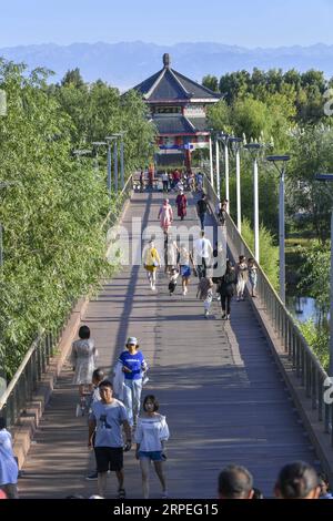 (190828) -- ÜRÜMQI, 28. August 2019 -- Touristen besuchen eine malerische Gegend am Ili Fluss in Yining, Nordwestchinas Autonome Region Xinjiang Uygur, 11. August 2019. Eine wachsende Zahl von Anwohnern verdient Geld aus dem aktuellen Tourismusboom in Xinjiang. Im ersten Halbjahr 2019 waren mehr als 32.000 Menschen in der Tourismusbranche beschäftigt. ) CHINA-XINJIANG-ECONOMY-TOURISM-EMPLOYMENT (CN) HUXHUHU PUBLICATIONXNOTXINXCHN Stockfoto