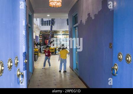 (190828) -- ÜRÜMQI, 28. August 2019 -- zwei Kinder spielen in einer Herberge, die aus einer lokalen Residenz in der Altstadt von Kashgar, Nordwestchinas autonomer Region Xinjiang Uygur, 17. August 2019, gebaut wurde. Eine wachsende Zahl von Anwohnern verdient Geld aus dem aktuellen Tourismusboom in Xinjiang. Im ersten Halbjahr 2019 waren mehr als 32.000 Menschen in der Tourismusbranche beschäftigt. ) CHINA-XINJIANG-ECONOMY-TOURISM-EMPLOYMENT (CN) WANGXFEI PUBLICATIONXNOTXINXCHN Stockfoto