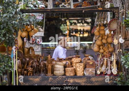 (190828) -- ÜRÜMQI, 28. August 2019 -- Ein Verkäufer verkauft Kunsthandwerk in der Altstadt von Kashgar, Nordwestchinas Autonome Region Xinjiang Uygur, 12. Juni 2019. Eine wachsende Zahl von Anwohnern verdient Geld aus dem aktuellen Tourismusboom in Xinjiang. Im ersten Halbjahr 2019 waren mehr als 32.000 Menschen in der Tourismusbranche beschäftigt. ) CHINA-XINJIANG-ECONOMY-TOURISM-EMPLOYMENT (CN) ZHAOXGE PUBLICATIONXNOTXINXCHN Stockfoto