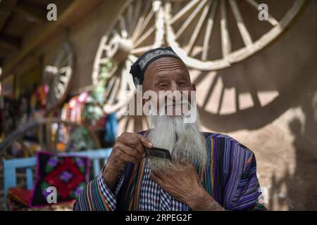 (190828) -- ÜRÜMQI, 28. August 2019 -- Ein ortsansässiger Touristiker erwartet Kunden in der Altstadt von Kashgar, Nordwestchinas autonome Region Xinjiang Uygur, 12. Juni 2019. Eine wachsende Zahl von Anwohnern verdient Geld aus dem aktuellen Tourismusboom in Xinjiang. Im ersten Halbjahr 2019 waren mehr als 32.000 Menschen in der Tourismusbranche beschäftigt. ) CHINA-XINJIANG-ECONOMY-TOURISM-EMPLOYMENT (CN) ZHAOXGE PUBLICATIONXNOTXINXCHN Stockfoto