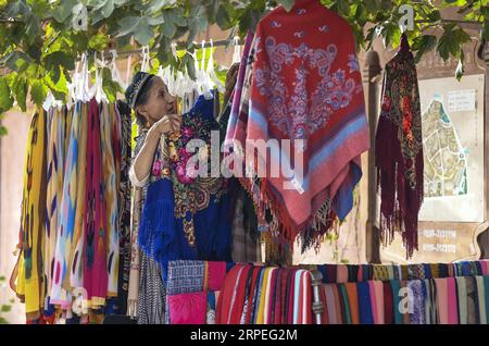 (190828) -- ÜRÜMQI, 28. August 2019 -- Ein Anbieter erwartet Kunden in der Altstadt von Kashgar, Nordwestchinas autonome Region Xinjiang Uygur, 12. August 2019. Eine wachsende Zahl von Anwohnern verdient Geld aus dem aktuellen Tourismusboom in Xinjiang. Im ersten Halbjahr 2019 waren mehr als 32.000 Menschen in der Tourismusbranche beschäftigt. ) CHINA-XINJIANG-ECONOMY-TOURISM-EMPLOYMENT (CN) WANGXFEI PUBLICATIONXNOTXINXCHN Stockfoto