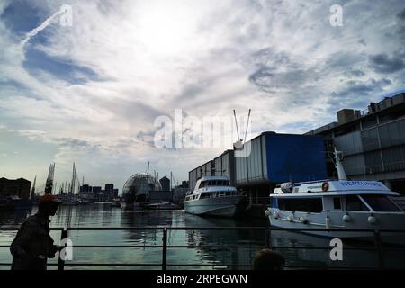 (190829) -- PEKING, 29. August 2019 -- Ein Mann passiert den alten Hafen von Genua, Italien, 9. Juli 2019. ) Xinhua-Schlagzeilen: Der italienische Hafen nimmt China wieder auf, JixLi PUBLICATIONxNOTxINxCHN Stockfoto