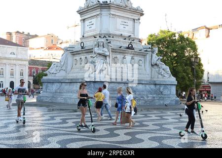 (190829) -- LISSABON, 29. August 2019 -- Menschen fahren E-Scooter auf dem Bürgersteig in Lissabon, Portugal, 28. August 2019. E-Scooter können eine potenzielle Gefahr für die Straßenverkehrssicherheit darstellen, wenn Benutzer gegen Verkehrsregeln verstoßen. Die Polizei ergreift hier Maßnahmen gegen Fahrer, die die Sicherheitsvorschriften nicht einhalten, z. B. paarweise fahren oder keine Helme tragen. (Foto: Pedro Fiuza/Xinhua) PORTUGAL-LISSABON-E-SCOOTER-REGULATION PetroxFiuza PUBLICATIONxNOTxINxCHN Stockfoto